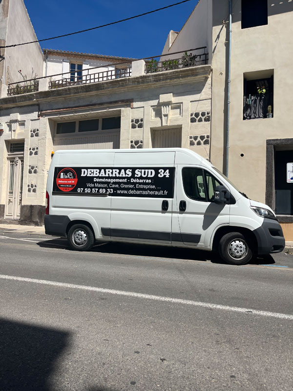 Camion de Débarras Hérault Sud 34 stationné devant un chantier de débarras dans l'Hérault