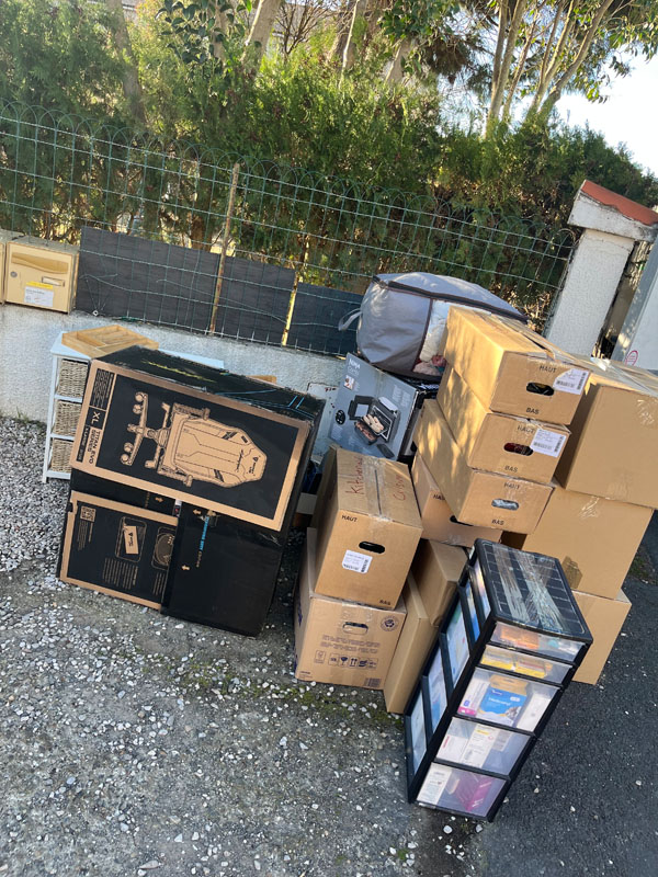 Cartons, meubles et objets sortis du logement lors d'un débarras à Florensac