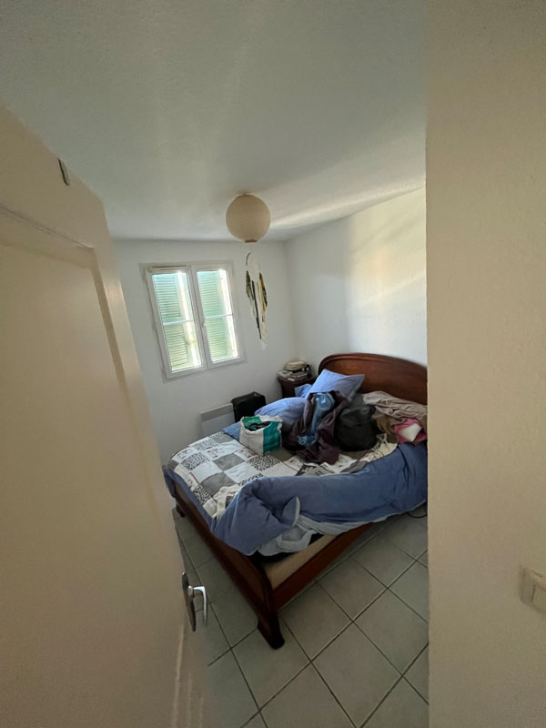 Chambre à vider avec lit et effets personnels lors d'un débarras à Montpellier