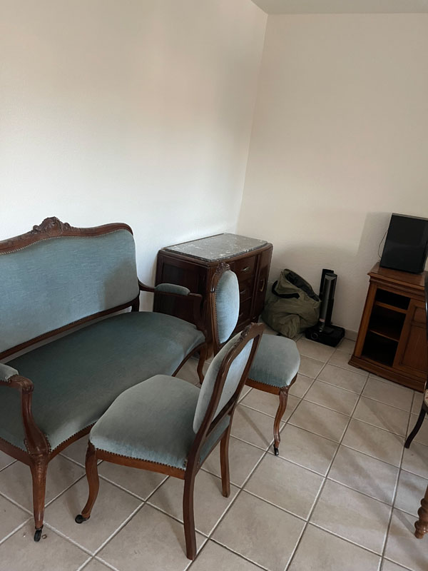Banquette et chaises anciennes récupérées lors d'un débarras à Montpellier