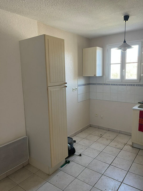 Cuisine entièrement vidée après un débarras de logement dans l'Hérault