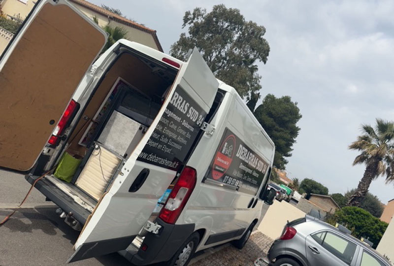 Camion de Débarras Hérault Sud 34 en cours de chargement à Marseillan
