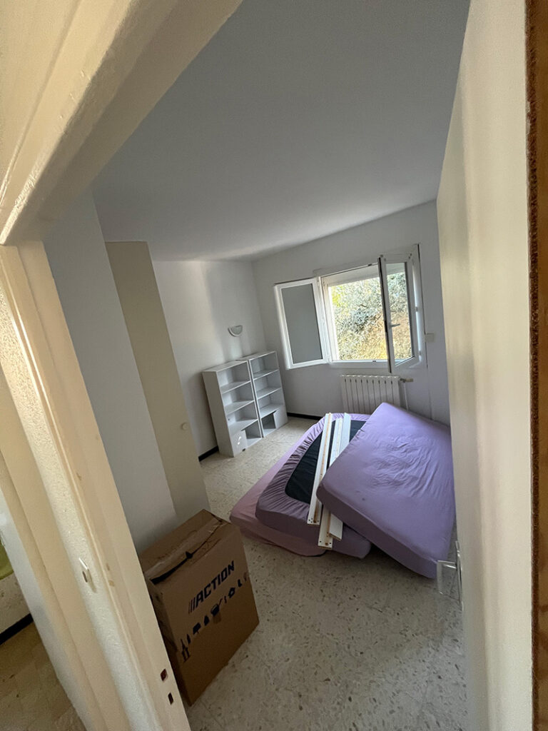 Chambre en cours de vidage lors d'un débarras à Florensac