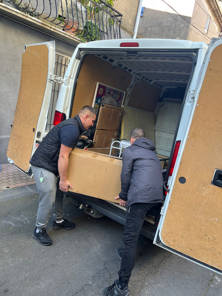 Chargement d'un carton dans le camion lors d'un débarras à Florensac