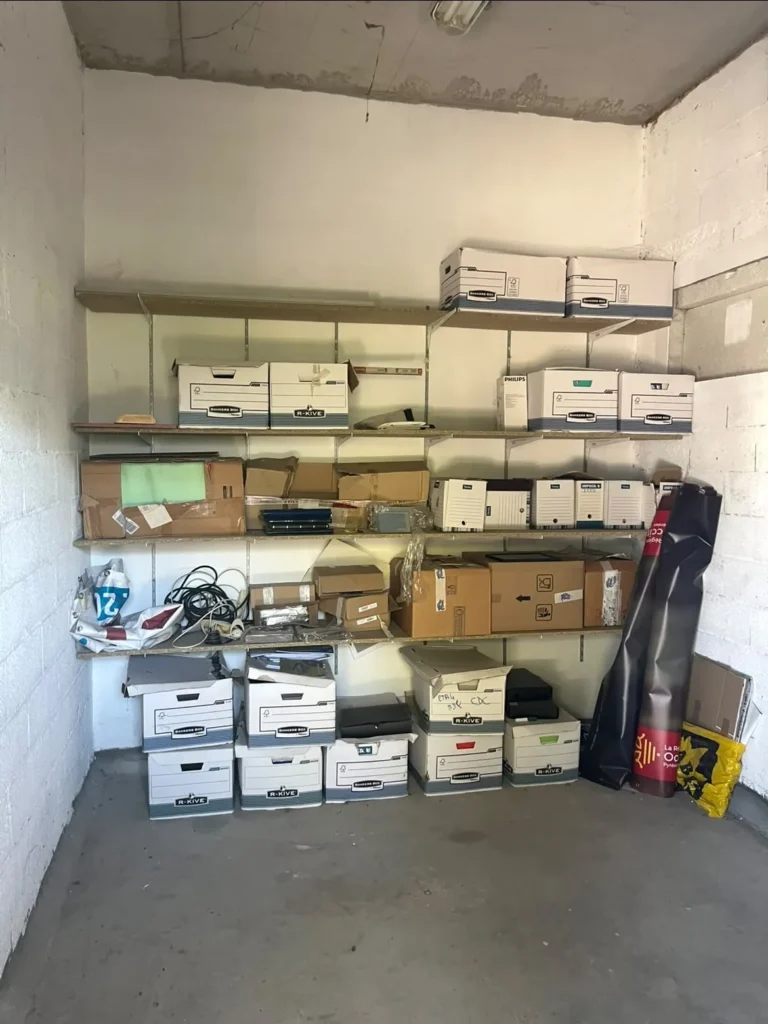 Rayonnages, classeurs et archives à évacuer dans un local professionnel