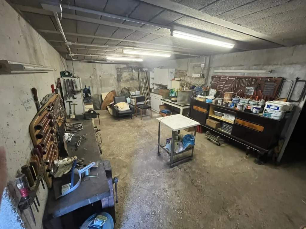 Atelier de garage encombré d'outillage avant débarras