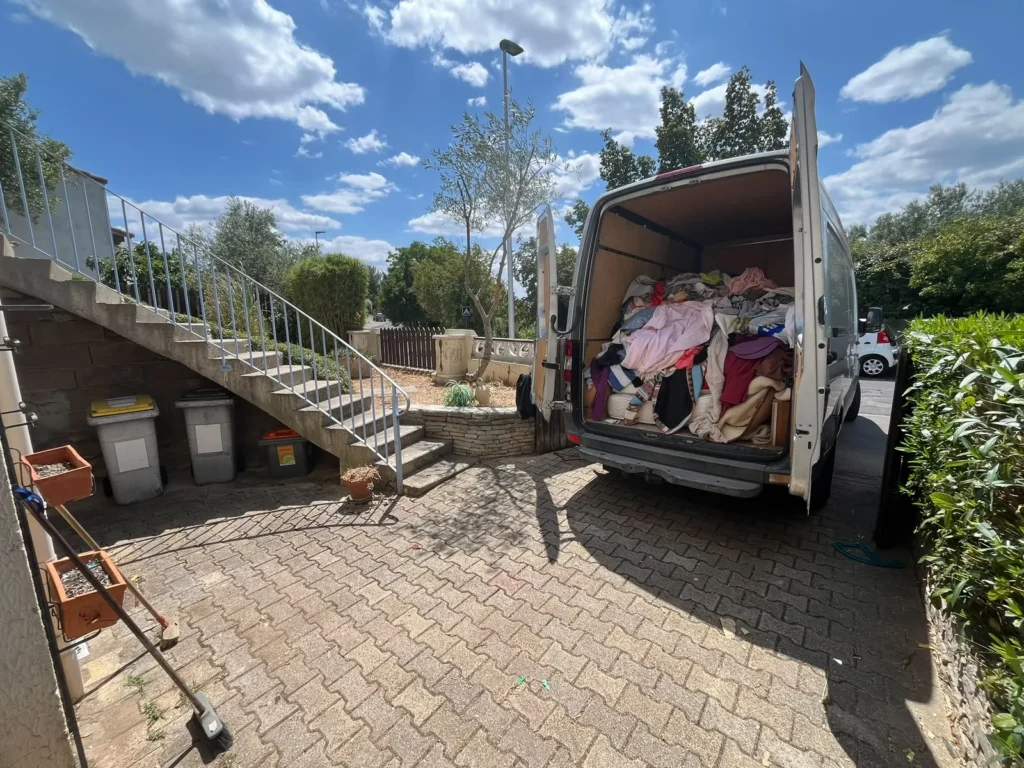 Chargement du camion devant un escalier extérieur