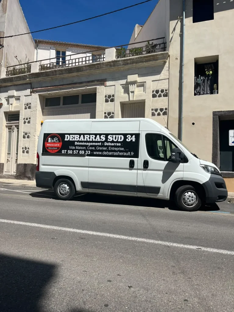 Camion de Débarras Hérault Sud 34 stationné devant un chantier