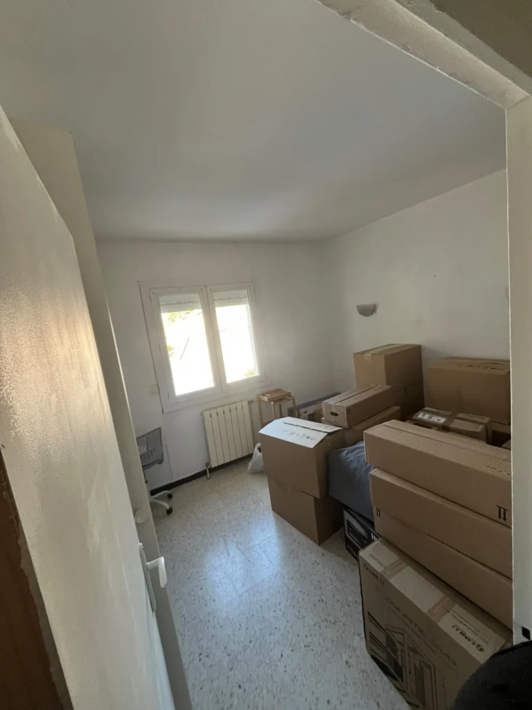Cartons empilés dans une pièce, en attente d'enlèvement