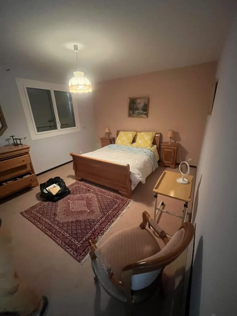 Chambre meublée en mobilier ancien avant débarras