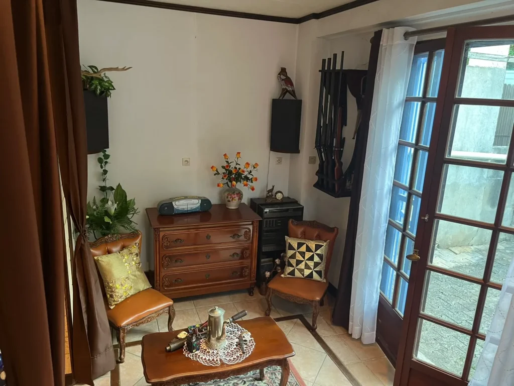 Commode ancienne et bibelots à estimer avant rachat