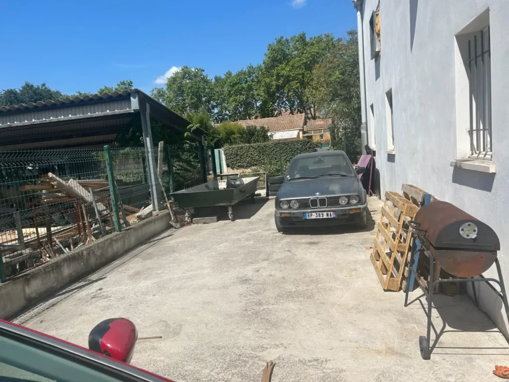 Cour encombrée de matériel avant débarras