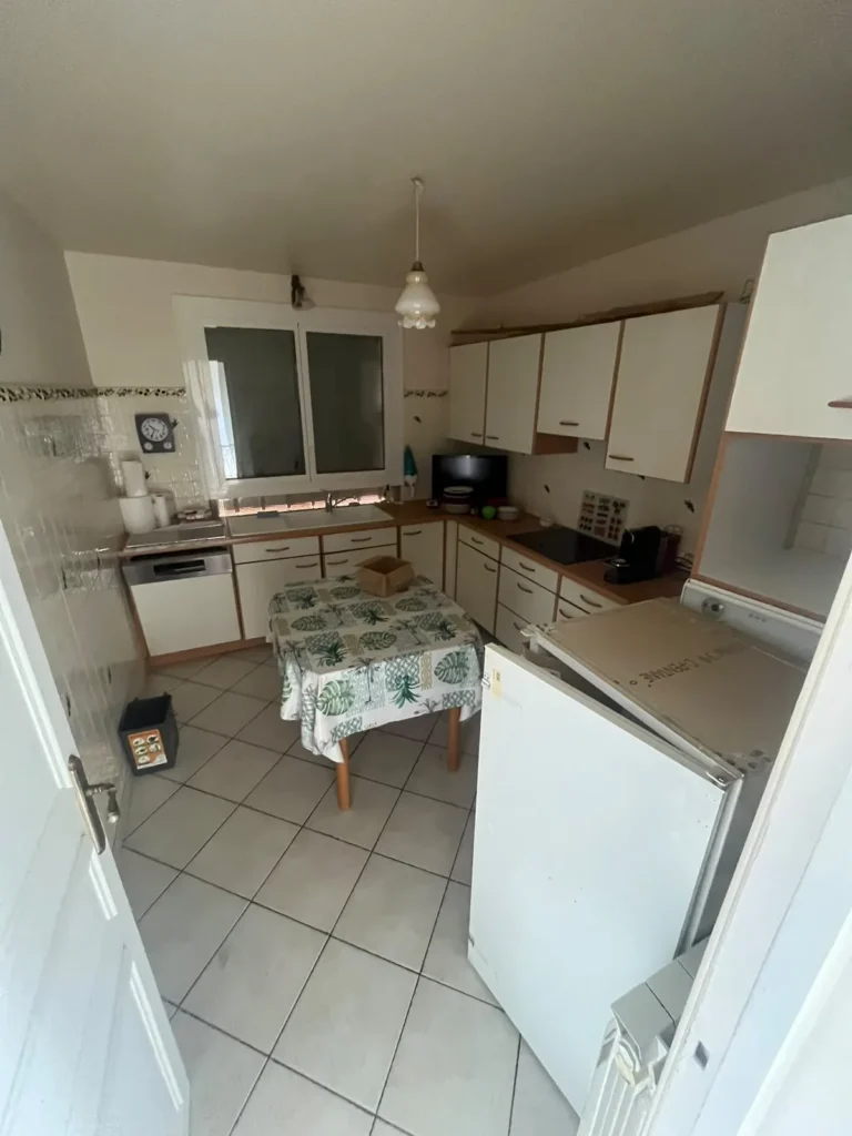 Cuisine équipée à vider lors d'un débarras de maison