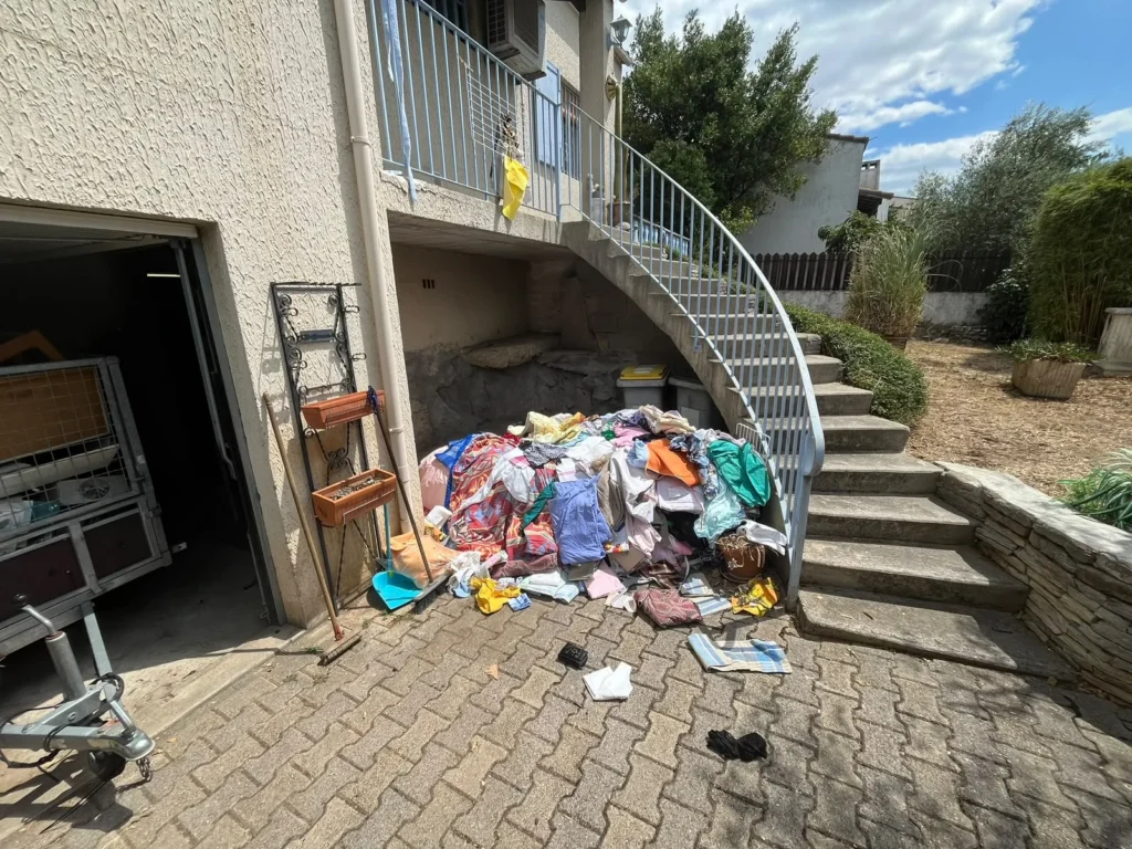Encombrants rassemblés devant une maison avant enlèvement