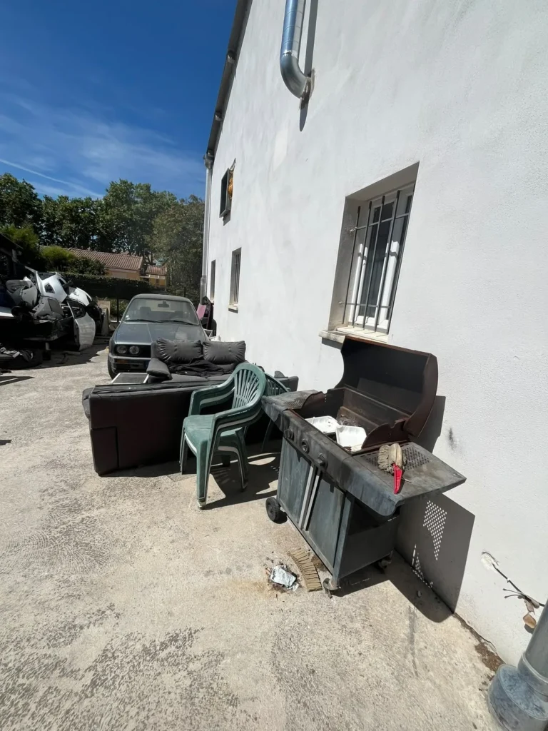 Extérieur encombré de mobilier de jardin et d'encombrants
