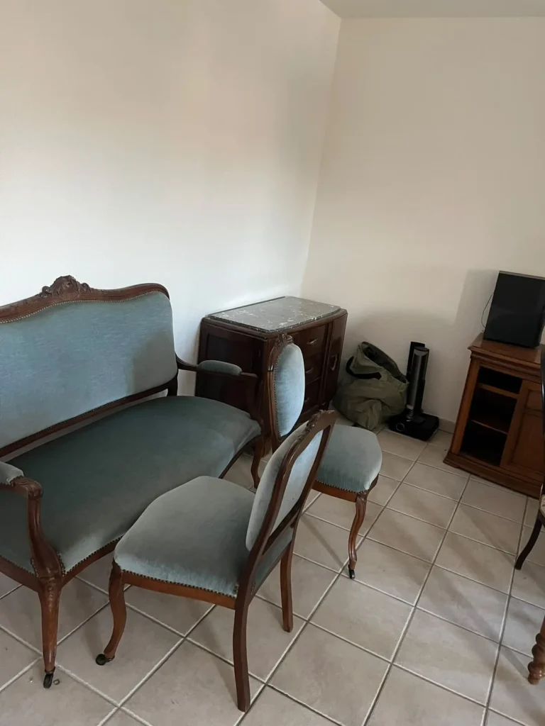 Fauteuils de style et commode ancienne récupérés lors d'un débarras