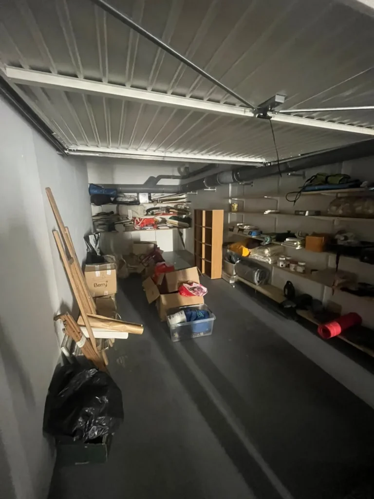 Garage encombré avant débarras