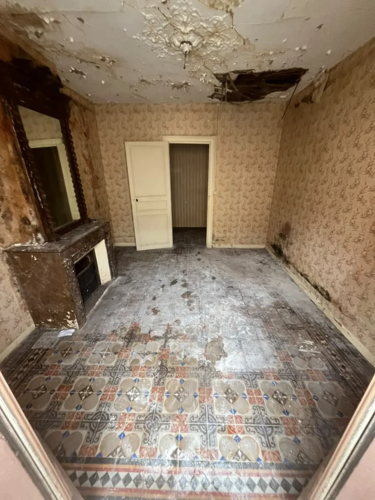 Pièce entièrement vidée après un débarras de logement insalubre