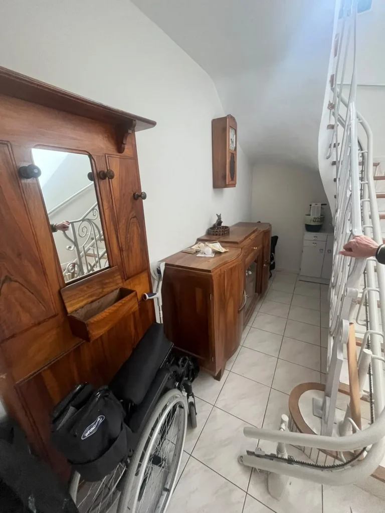 Mobilier ancien et matériel médical lors d'un départ en maison de retraite