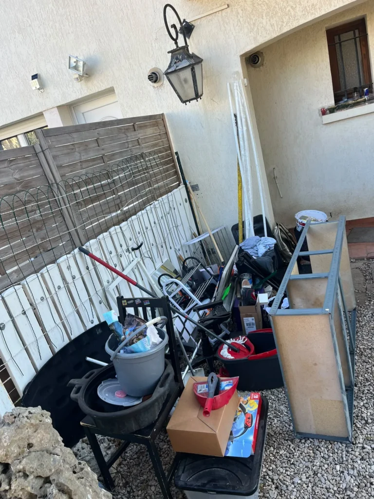 Objets, outillage et mobilier sortis dans la cour lors d'un débarras