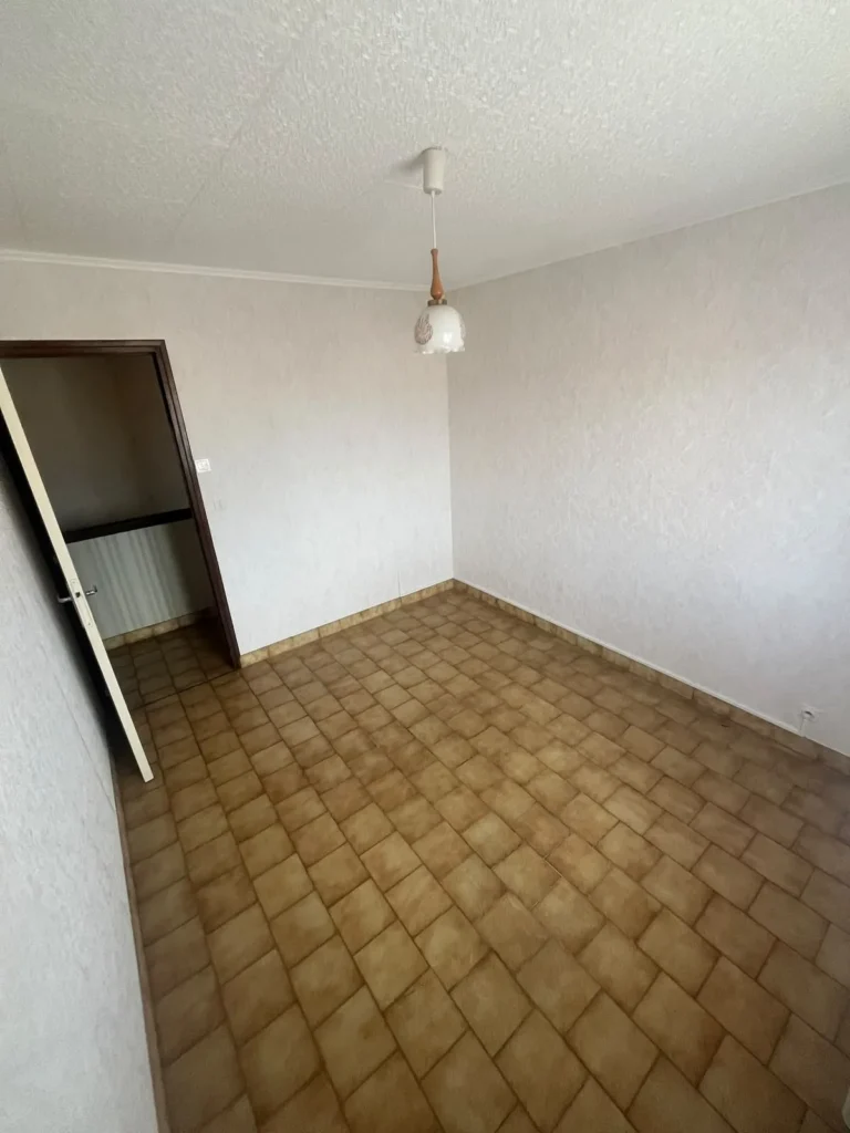 Pièce entièrement vidée après un débarras de maison