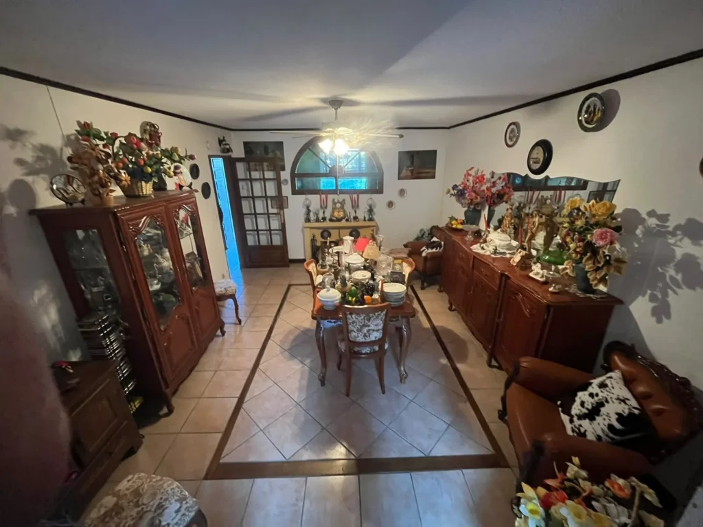 Salle à manger meublée en mobilier ancien avant débarras