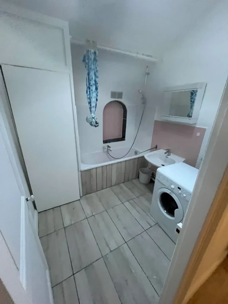 Salle de bain vidée après un débarras d'appartement