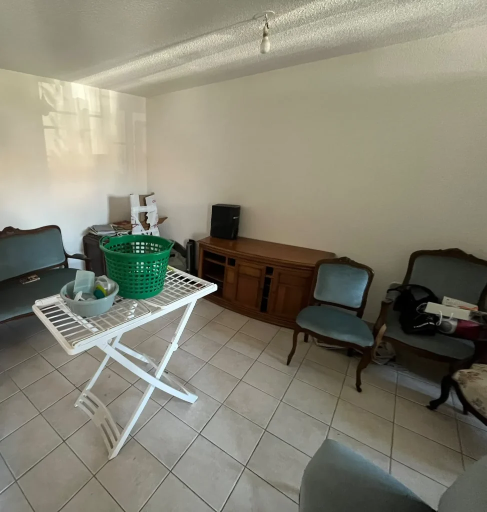 Séjour meublé de mobilier ancien avant débarras