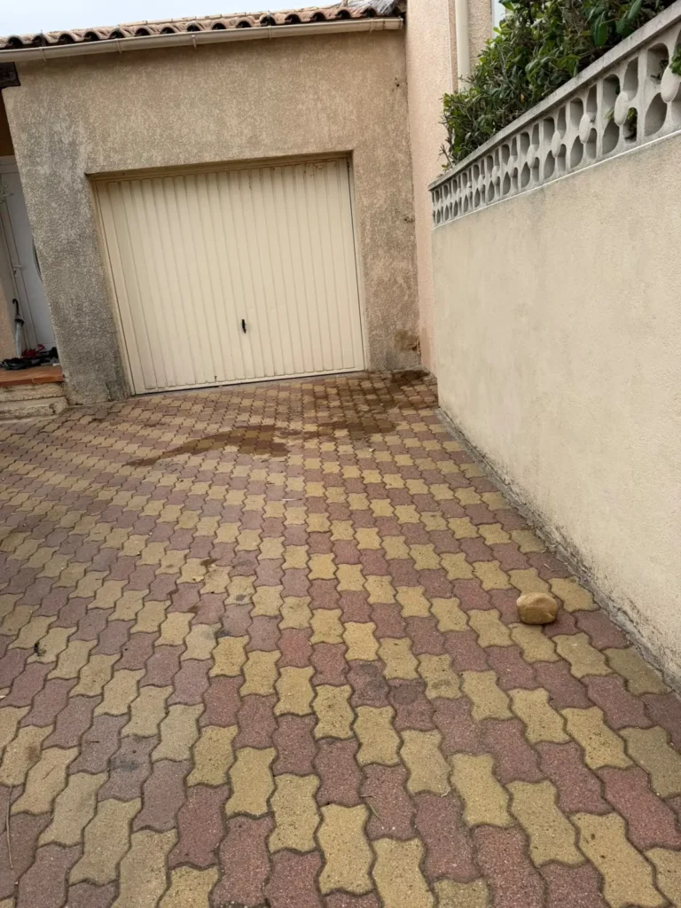 Allée de garage dégagée après un débarras à Marseillan