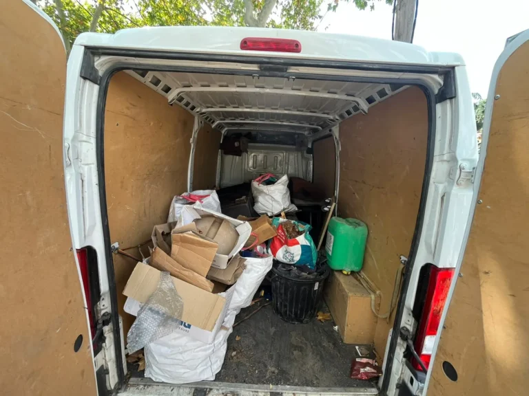 Notre camion chargé lors du débarras d'une carrosserie à Pézenas