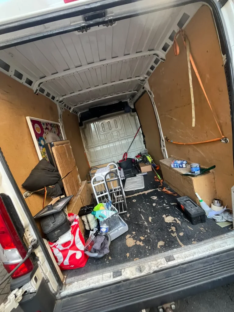 Notre camion en cours de chargement lors du débarras d'une maison à Florensac