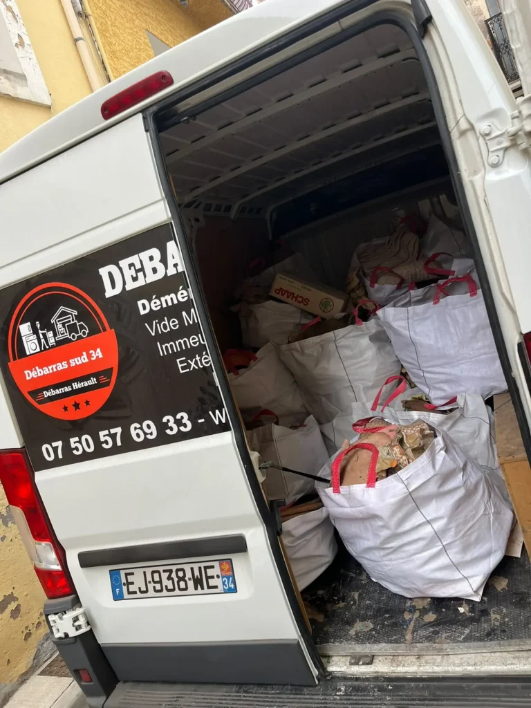 Notre camion chargé de sacs lors du débarras d'une maison à Marseillan