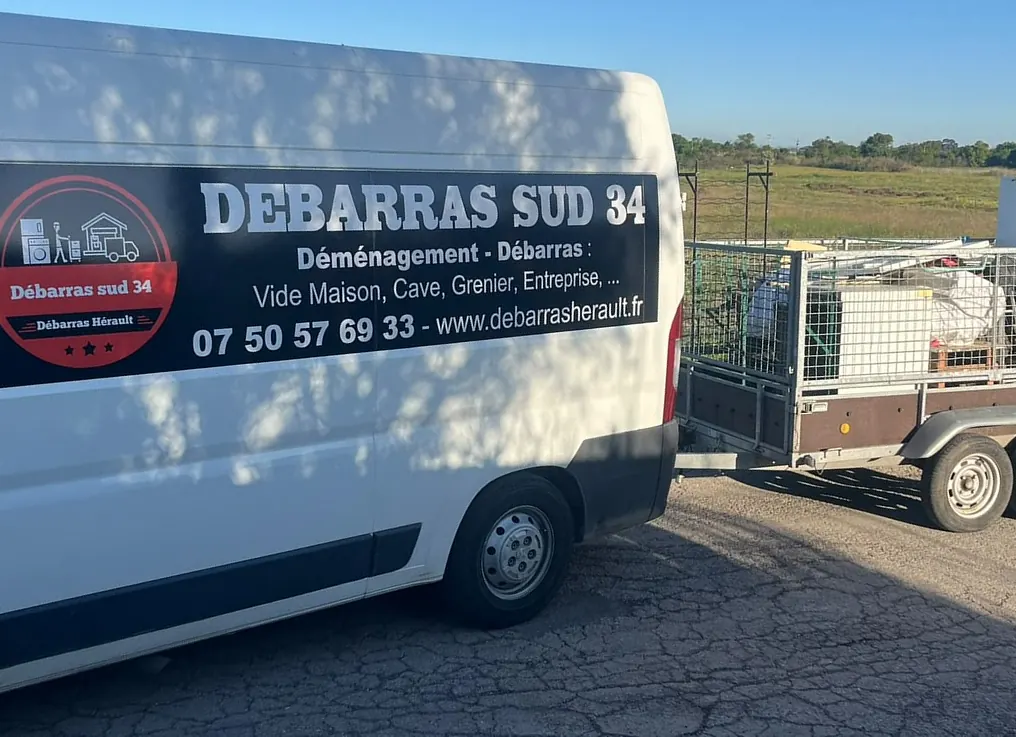 Notre camion floqué Débarras Hérault Sud 34, avec sa remorque chargée