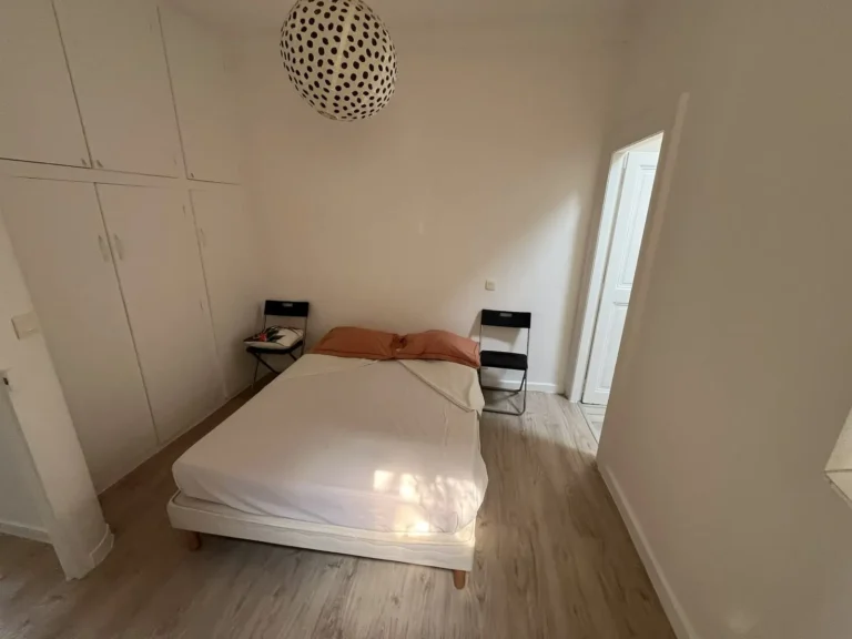 Chambre meublée avant le débarras d'un appartement du centre-ville de Montpellier