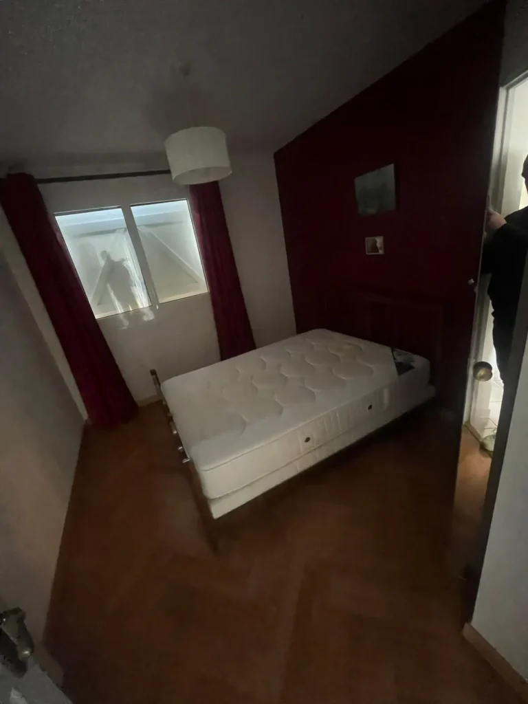 Chambre avant le débarras d'une maison à Lattes