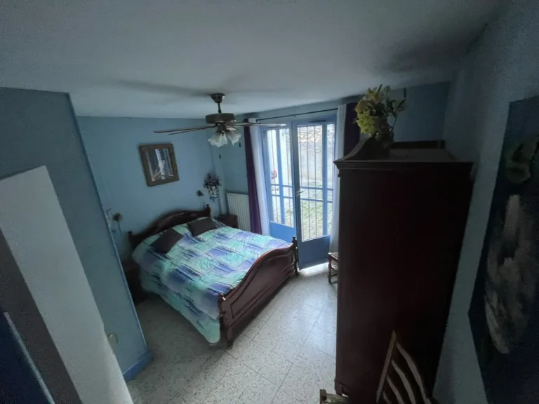 Chambre meublée avant le débarras d'une maison aux Hauts de Massane, à Montpellier