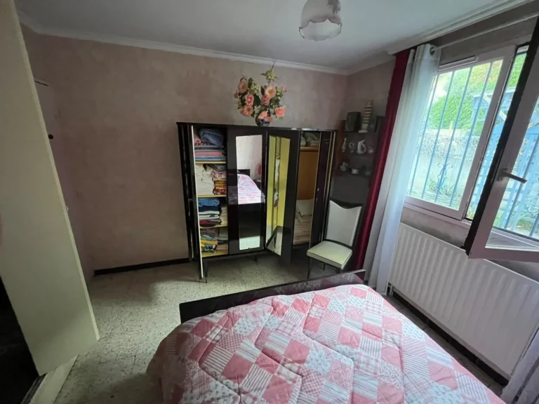 Chambre avec armoire et lit avant le débarras, dans une maison des Hauts de Massane à Montpellier