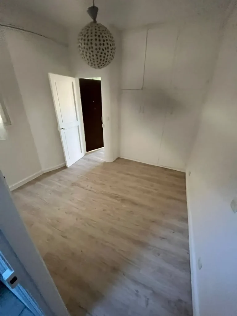 La même chambre vidée après le débarras, dans le centre-ville de Montpellier