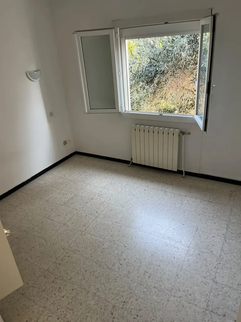 Chambre vidée après le débarras d'une maison à Florensac
