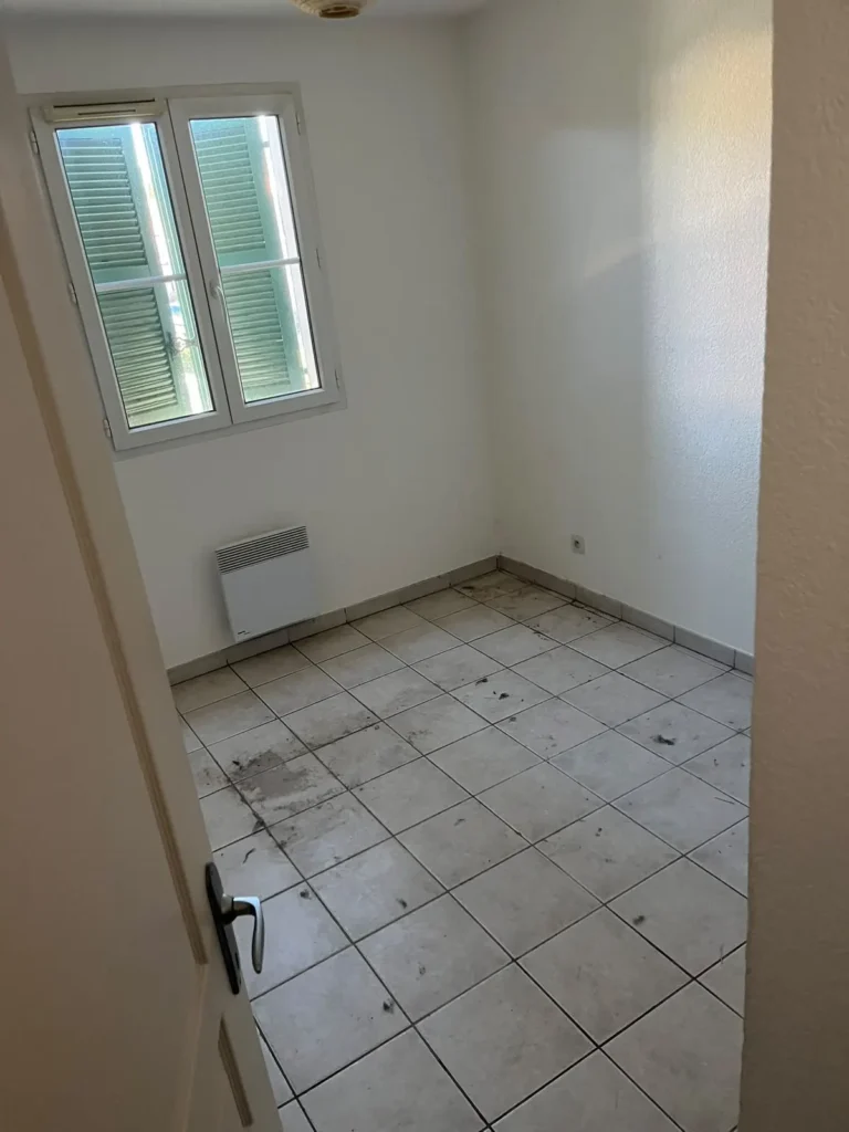 La même chambre vidée après le débarras, à Saint-Clément-de-Rivière