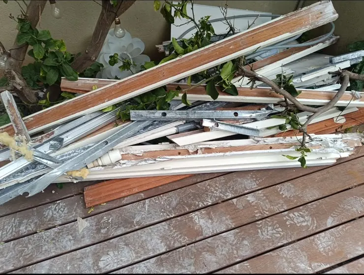 Chutes de bois et de profilés à évacuer en fin de chantier, à Sète