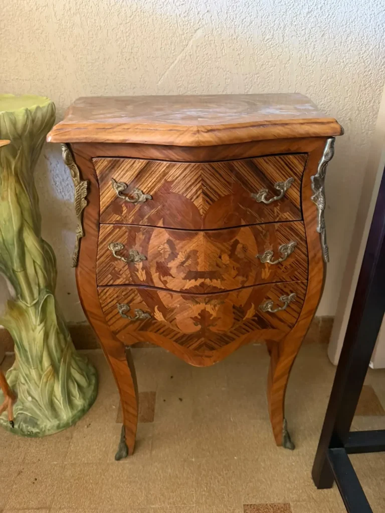 Commode galbée en marqueterie, récupérée lors d'un débarras et remise en vente