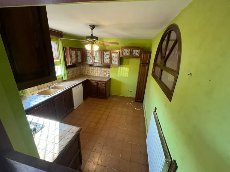Cuisine vidée après le débarras d'une maison aux Hauts de Massane, à Montpellier