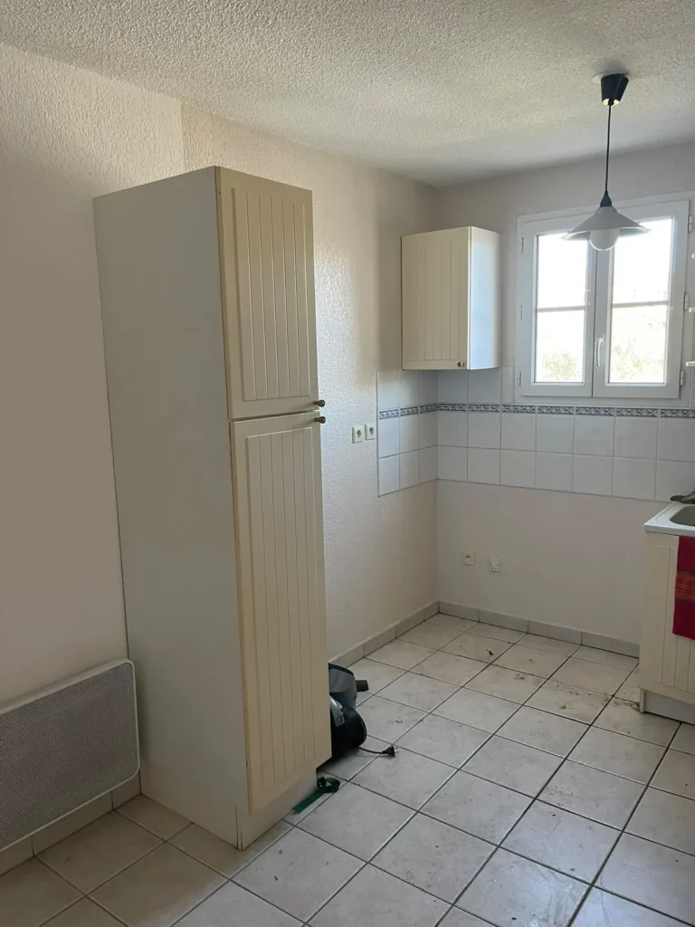 Cuisine vidée après le débarras d'un appartement à Saint-Clément-de-Rivière