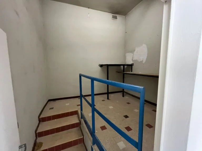 Escalier et palier dégagés après le débarras d'une école d'aviation à Mauguio