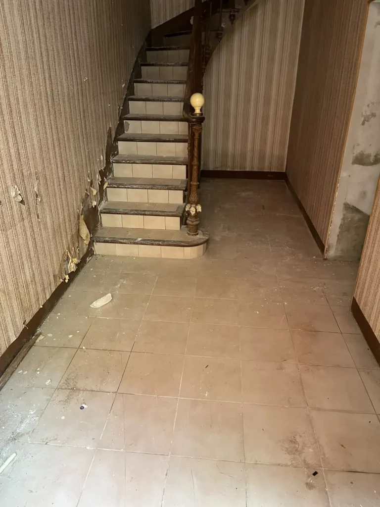 Escalier et entrée dégagés après le débarras d'une maison à Marseillan
