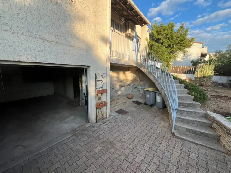 Escalier extérieur et entrée du garage dégagés après le débarras, aux Hauts de Massane