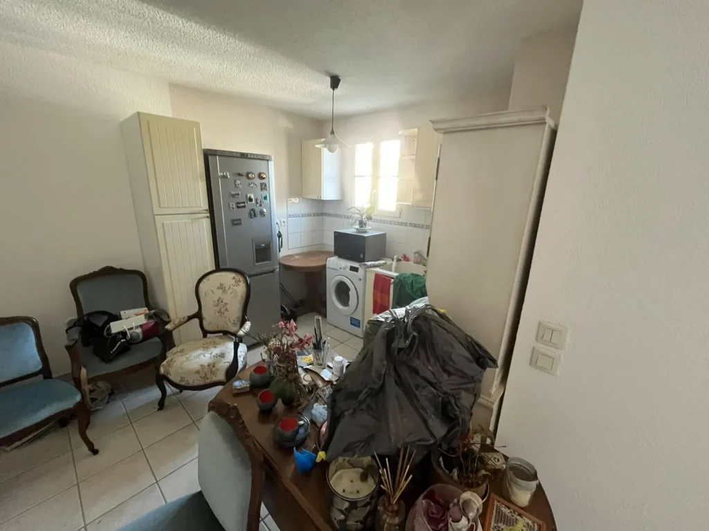 Fauteuils anciens et mobilier avant le débarras d'un appartement à Saint-Clément-de-Rivière