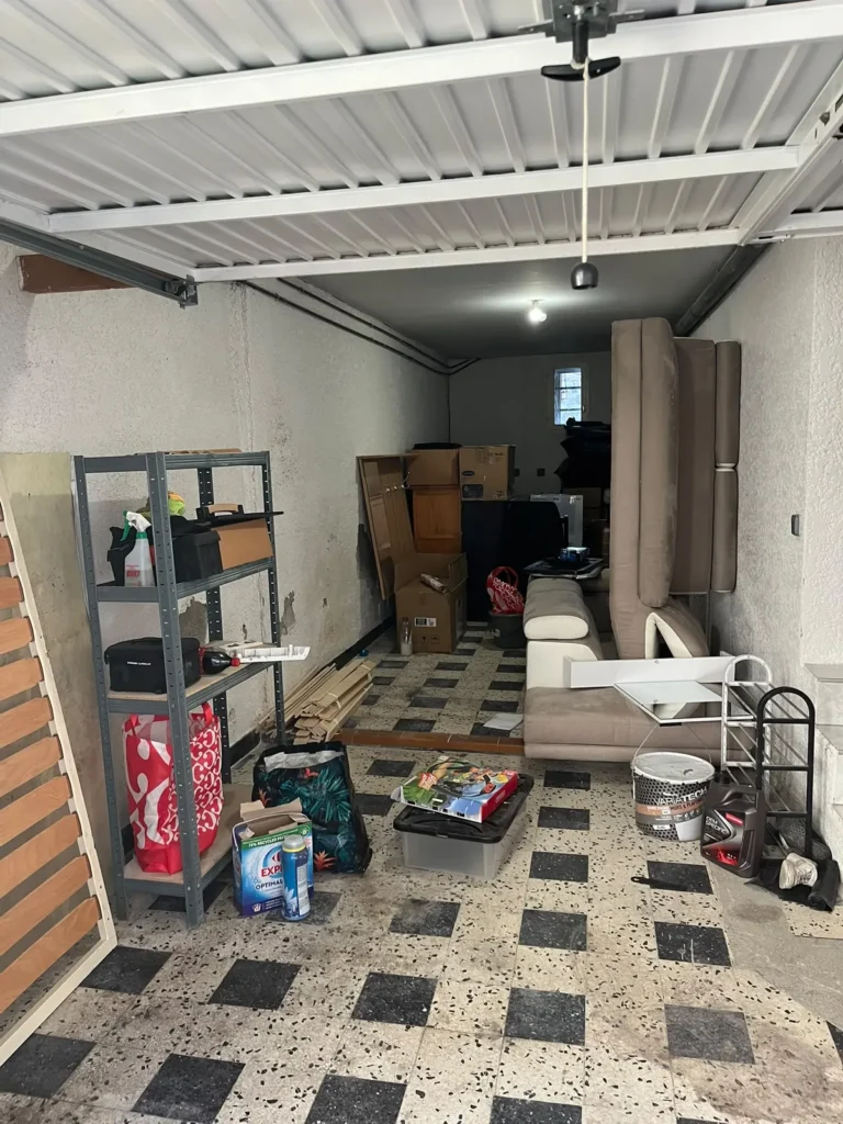 Garage encombré avant le débarras d'une maison à Florensac