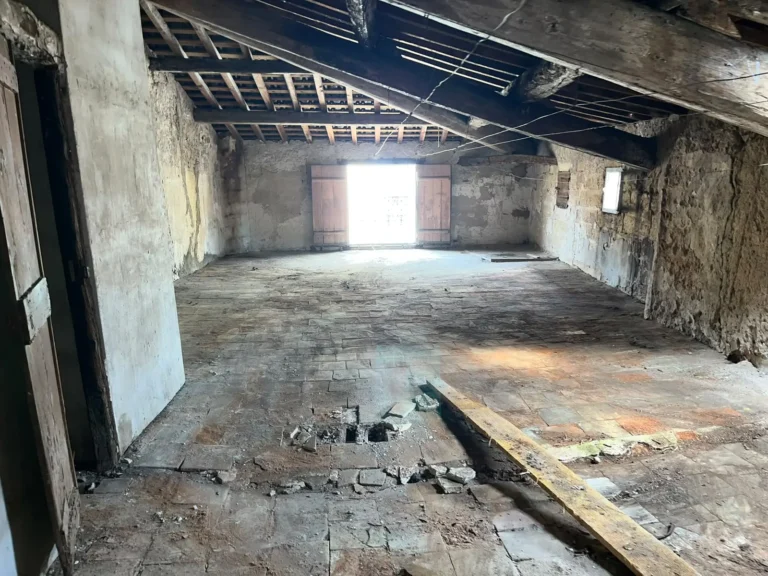 Grenier vidé sous la charpente après le débarras d'une maison à Marseillan
